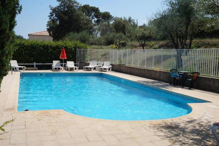Hôtel pour 3 personnes, avec terrasse ainsi que piscine et jardin à Draguignan