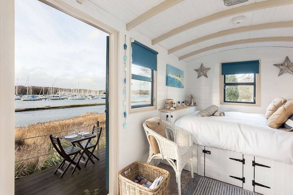 Watersedge Cabin - Luxury Cottages in Fareham, Hampshire