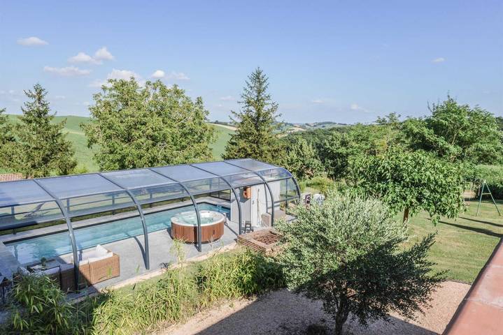 Gîte pour 10 personnes, avec Jacuzzi et Terrasse ainsi que Jardin et Piscine