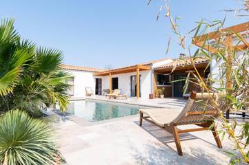 Gîte pour 2 personnes, avec jardin ainsi que vue et piscine à Le Grand-Village-Plage
