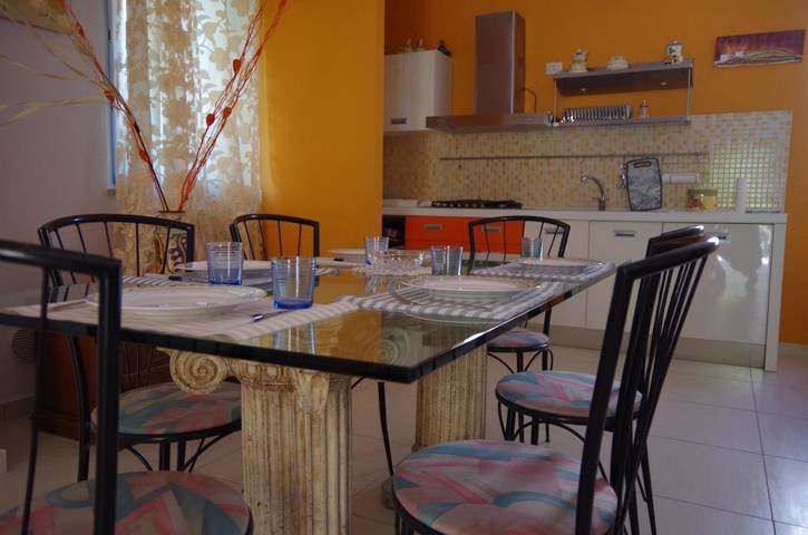 Ferienwohnung für 4 Personen, mit Balkon und Terrasse sowie Garten und Ausblick in Pineto