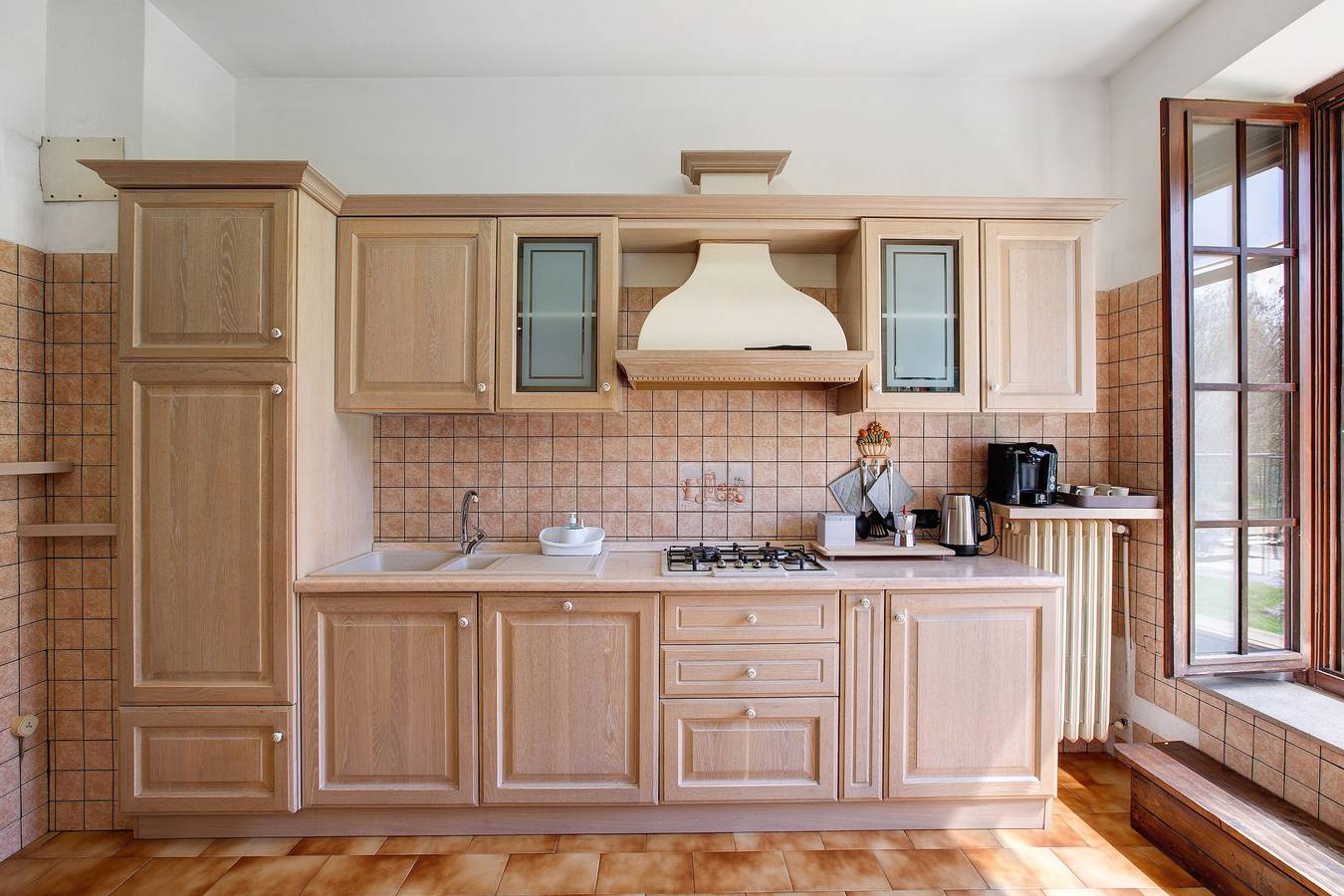 Apartamento entero, Apartamento 'Casa Tua - Avise' con vistas a la montaña, terraza privada y Wi-Fi in Runaz, Comune di Avise