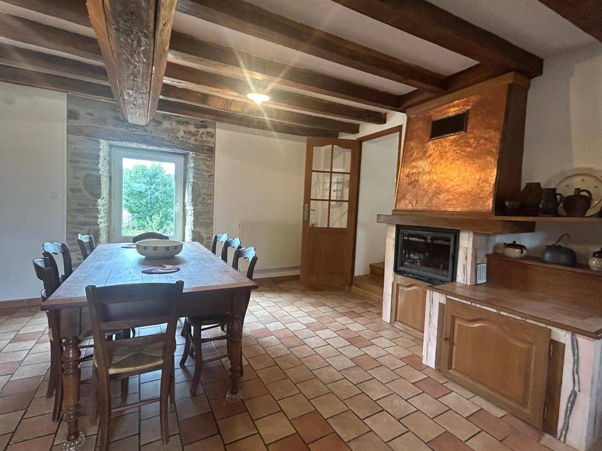 Four-Bedroom House in Moulins-le-Carbonnel, Parc naturel régional Normandie-Maine