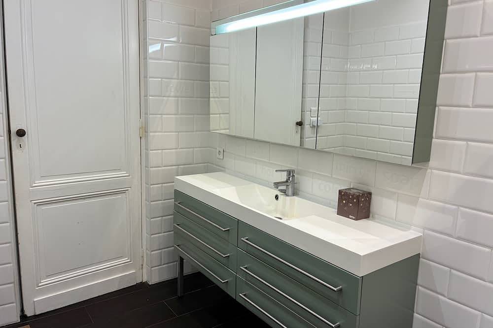 Spacious 15m2 room near Chu and university in Talence, Bordeaux region