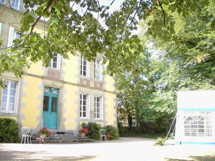 Location de vacances pour 10 personnes, avec Terrasse ainsi que Jardin et Piscine à Gipcy