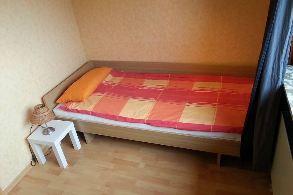 Ganze Wohnung, Ruhig gelegene, großzügige Ferienwohnung, mit Terrasse, Wlan, keine Kurtaxe in Stadland, Nordseeküste