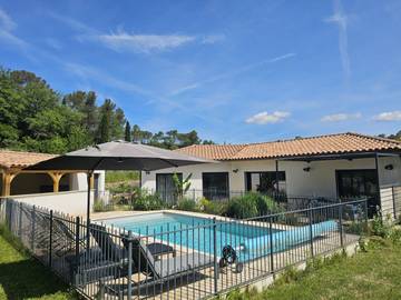 Gîte pour 8 personnes, avec terrasse ainsi que piscine et jardin à Méounes-lès-Montrieux