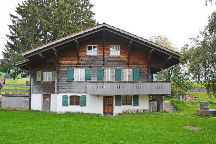 Ferienhaus für 5 Personen, mit Balkon und Terrasse sowie Garten und Ausblick in Aeschi bei Spiez