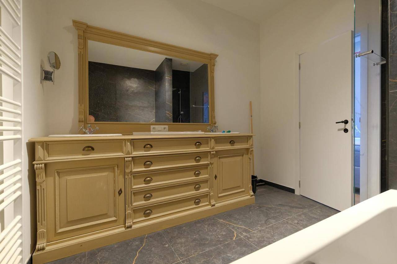 Double Room with Private Bathroom in Mons (Hennegau), Henegouwen