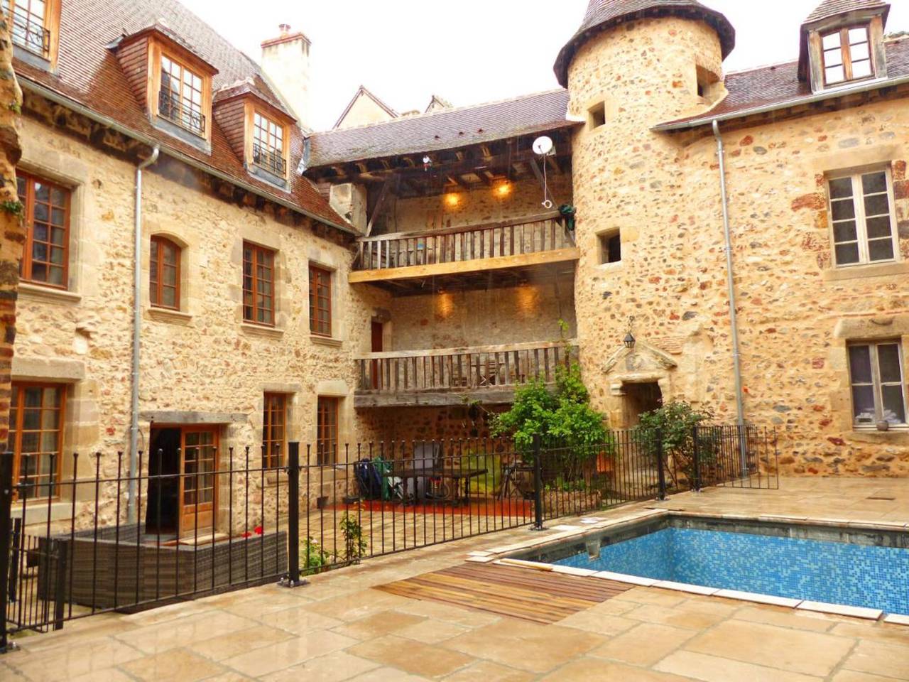 Casa de vacaciones 'L'ancien Collège' con piscina privada, Wi-Fi y aire acondicionado in Hérisson, Región de Montluçon