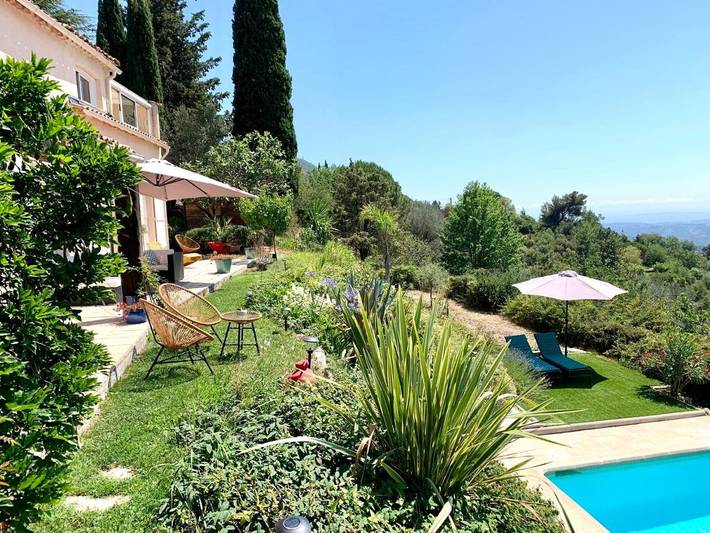 Location de vacances pour 10 personnes, avec Terrasse et Jardin ainsi que Piscine et Vue à Aspremont