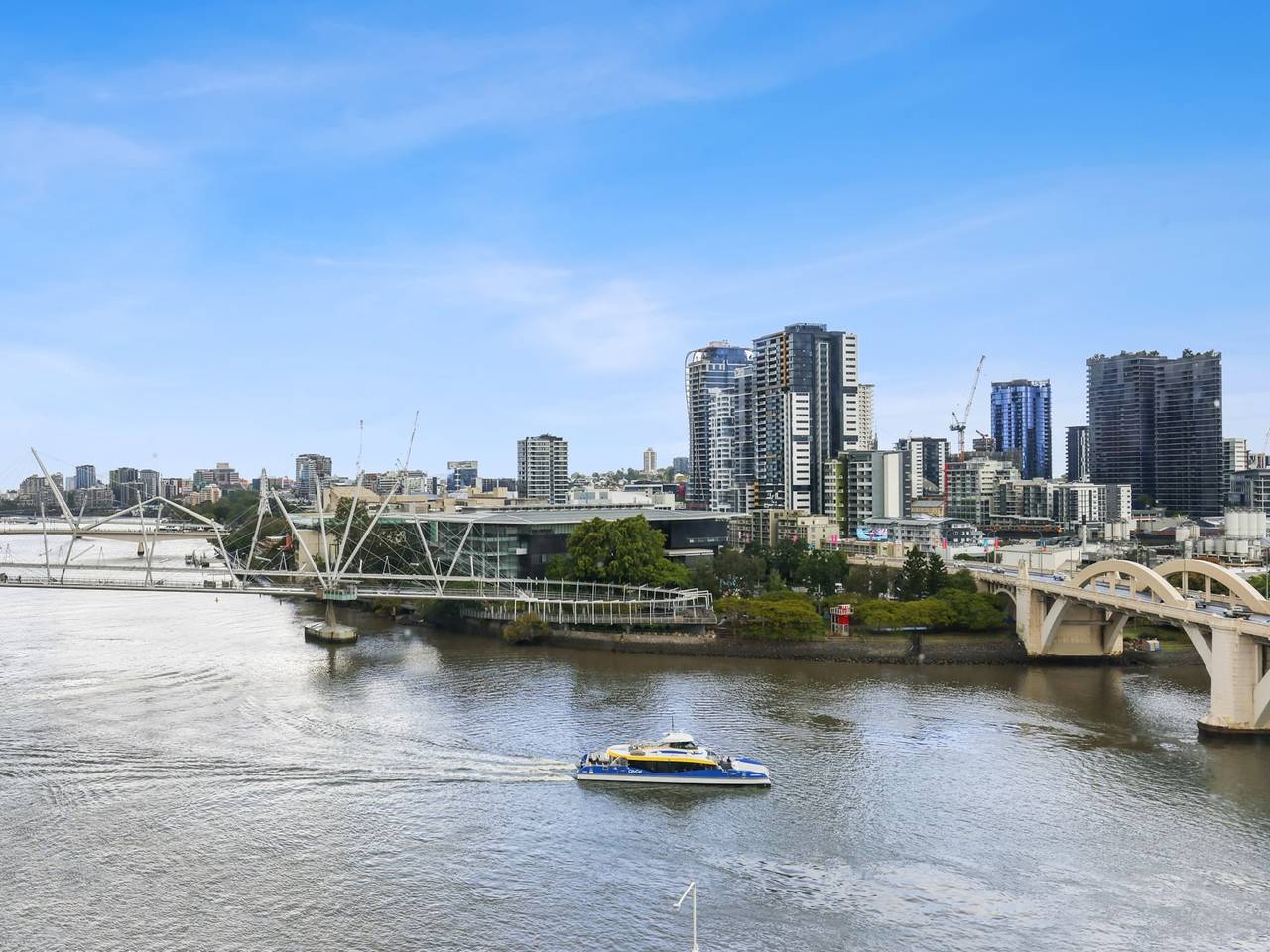 Entire apartment, Central Brisbane Studio with Stunning River Views in Brisbane, Queensland