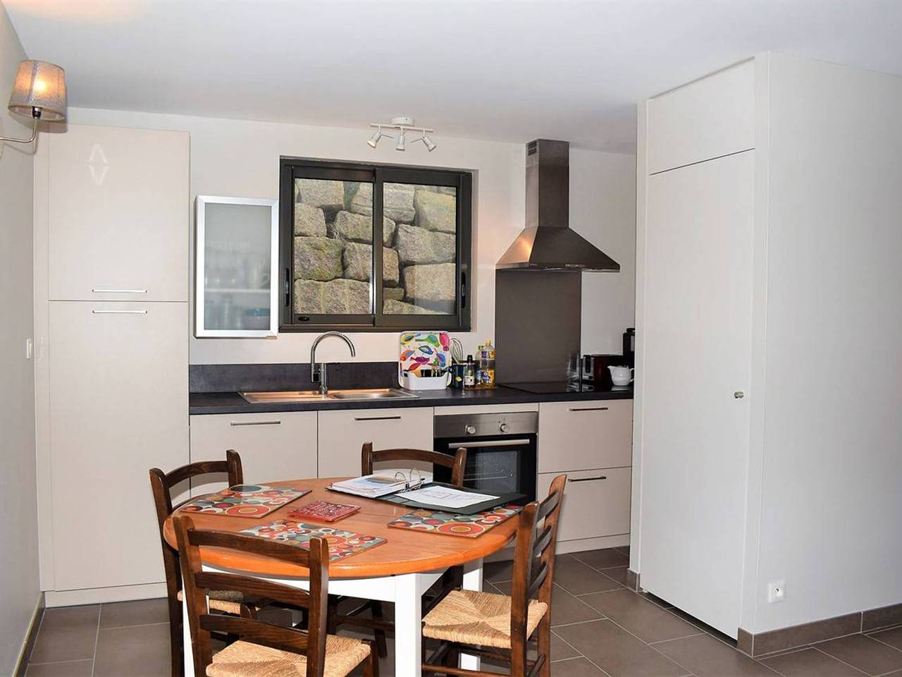 Maison neuve à Trégastel avec Wifi, terrasse en bois et classée 3 étoiles, près des plages in Trégastel, Côte de Granit Rose
