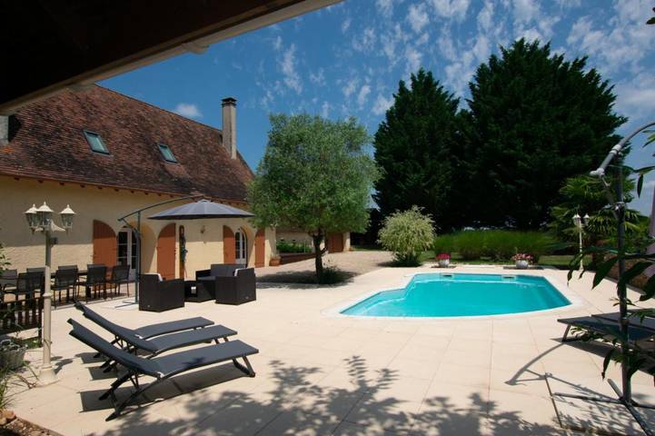 Location de vacances pour 10 personnes, avec terrasse ainsi que vue et piscine à Lacropte - 2