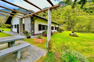Chalet für 8 Personen in Cugnasco-Gerra, Lepontinische Alpen, Bild 1