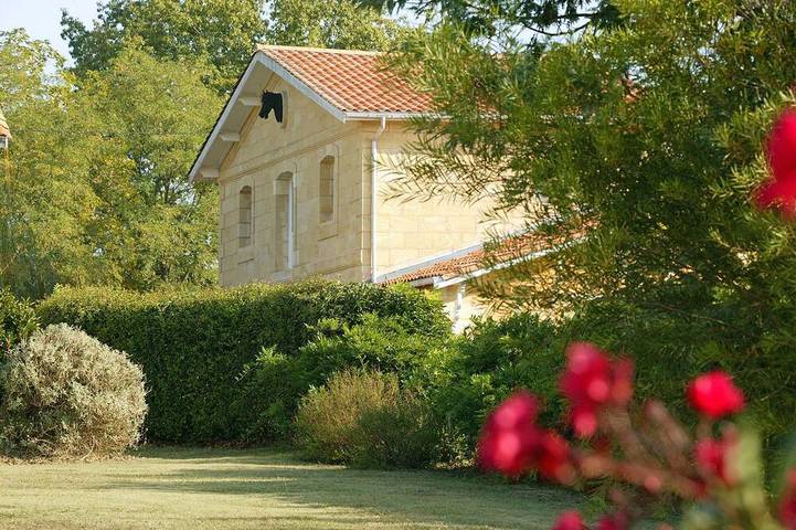 Location de vacances pour 4 personnes, avec Terrasse ainsi que Jardin et Piscine à Saint-Caprais-de-Bordeaux