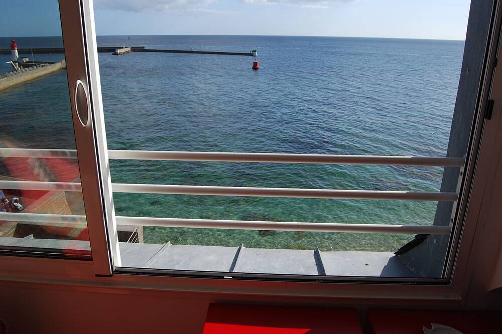 Appartement entier, Studio dans maison 'pieds dans l'eau' vue exceptionnelle sur l'entrée du port in Guilvinec, Région de Quimper