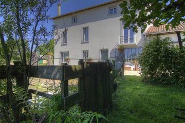 Gîte pour 6 personnes, avec balcon et jardin à Jayat