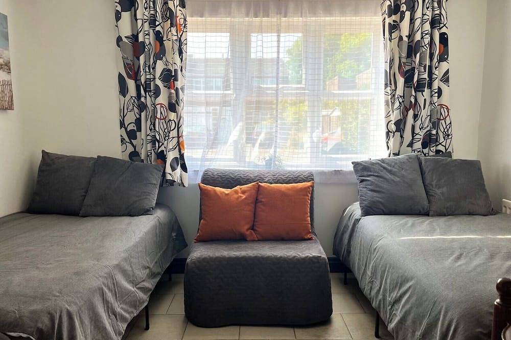 Entire apartment, Spacious Apartment - 12 Minutes from Gatwick in Crawley, West Sussex