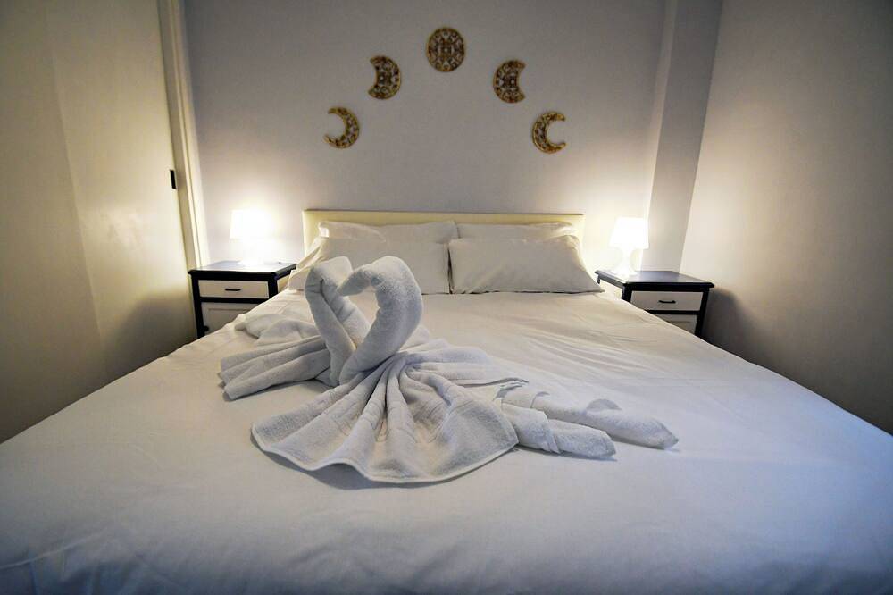 Entire apartment, Serene Lakeview Retreat in San Martín de Valdeiglesias, Madrid Province