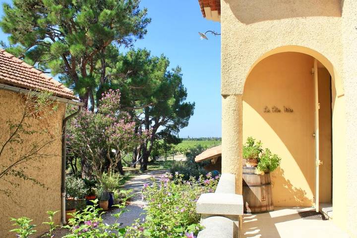 Chambre d’hôte pour 4 personnes, avec Terrasse et Jacuzzi ainsi que Jardin et Piscine à Violès