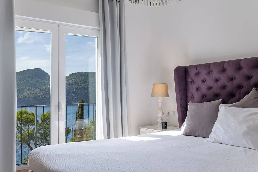 Spectacular pool villa in Camp de Mar with stunning views in Camp de Mar, West Majorca