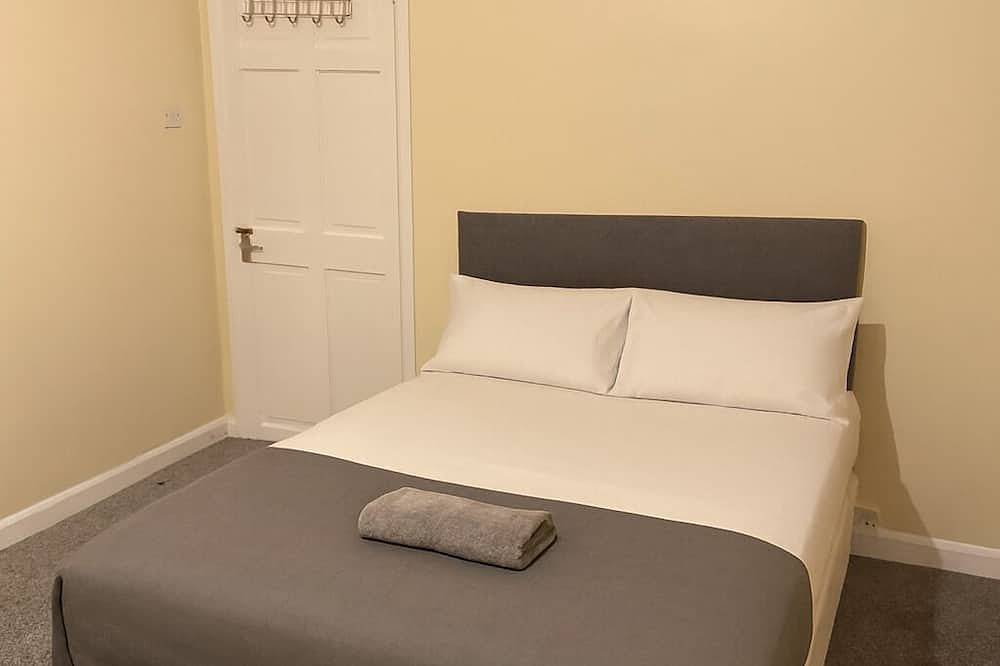 3-Bed Home, Free Parking, Smart Tv,Family & Business Ready in Slough, Berkshire