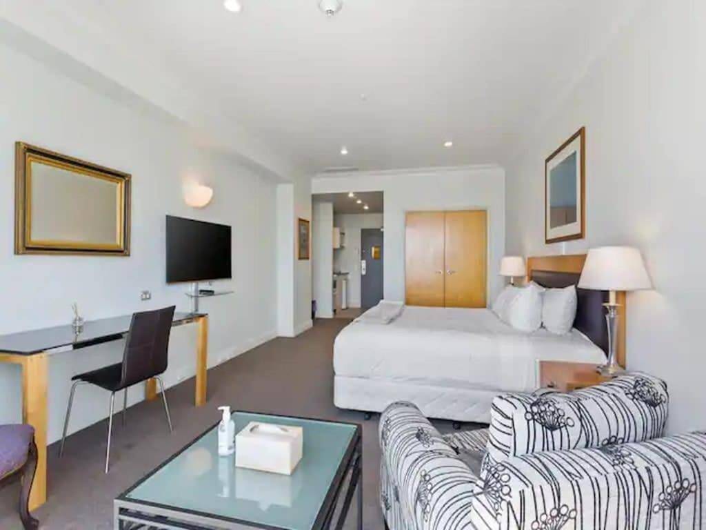 Entire apartment, Stunning studio -Gym, Pool & Parking Zodiak Stays in Auckland, Auckland Council
