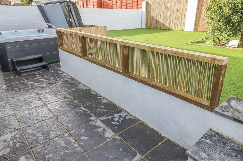 Cwtch Ar Y Mor, pet friendly, with hot tub in Burry Port in Burry Port, Carmarthenshire