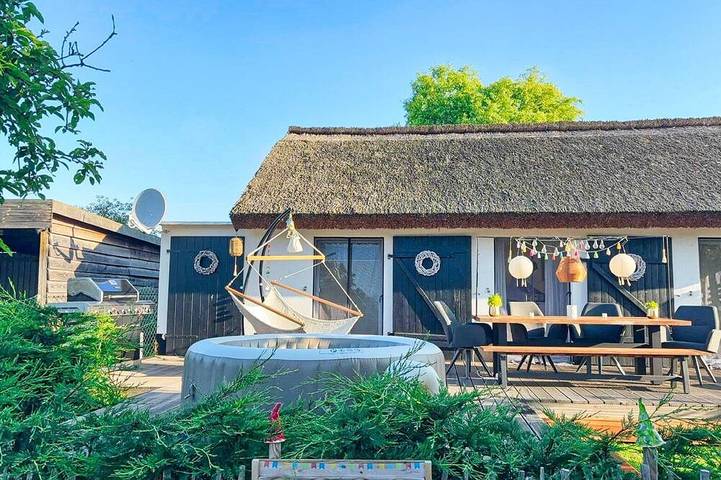 Ferienhaus für 4 Personen, mit Pool und Terrasse sowie Sauna und Garten
