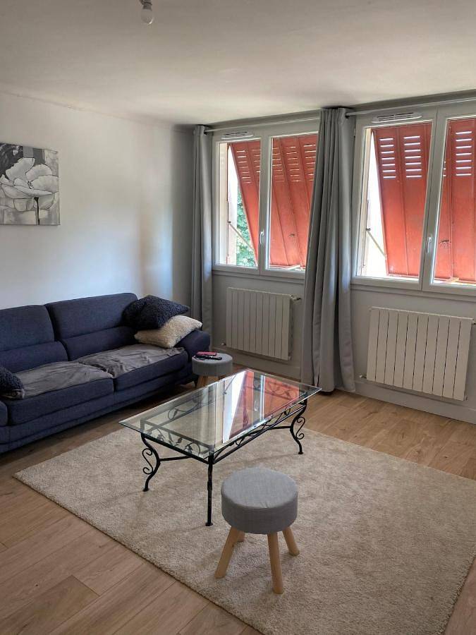 Location de vacances pour 6 personnes, avec vue sur le lac et jardin à Gaudiès