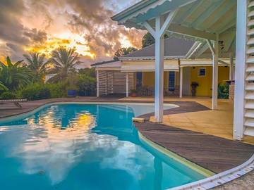 Cottage pour 6 personnes, avec jacuzzi ainsi que jardin et piscine à Baie-Mahault