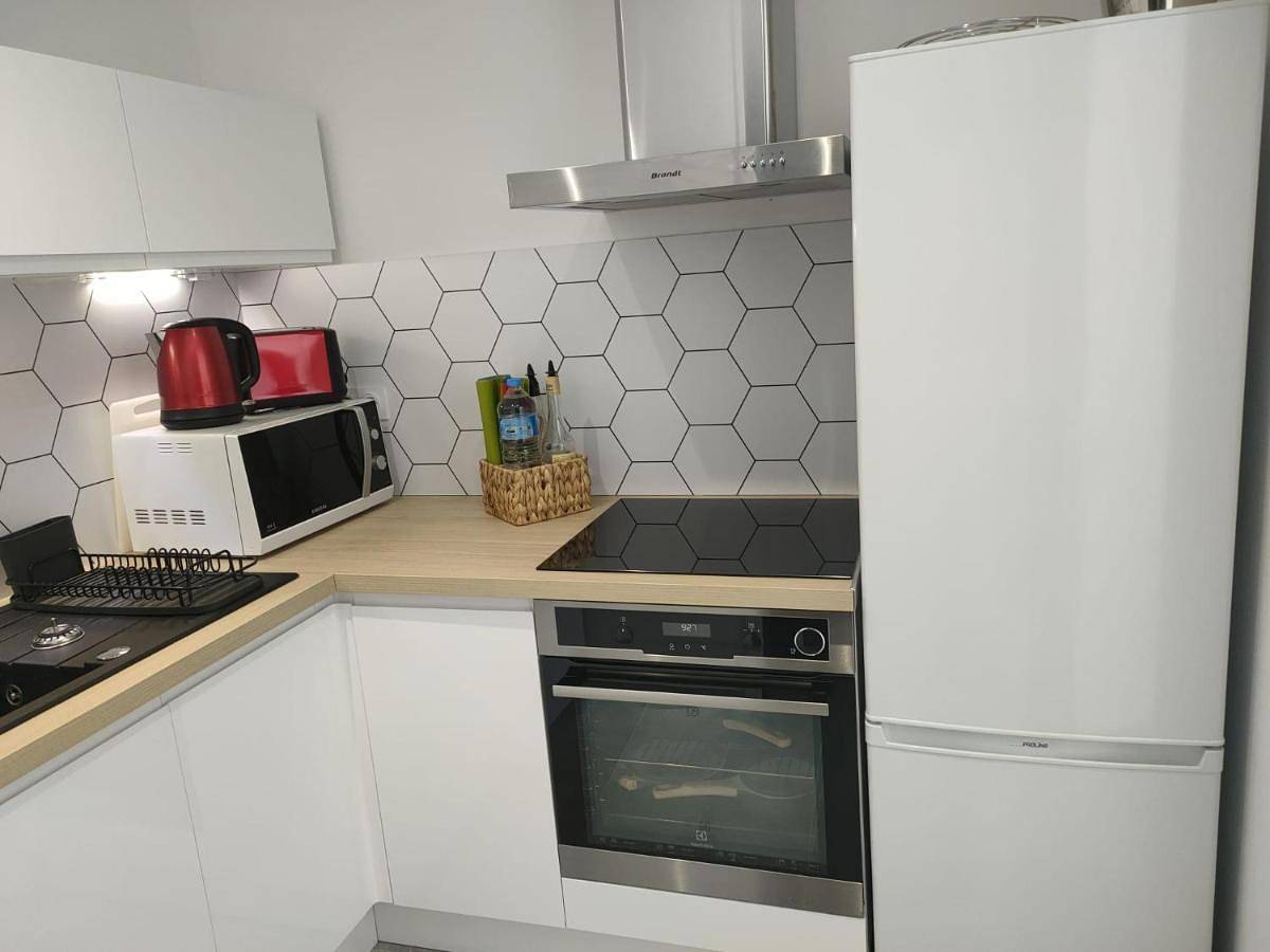 Appartement entier, 2 pièces en Rdc climatisé avec terrasse et parking privé in Bédarieux, Région de Béziers