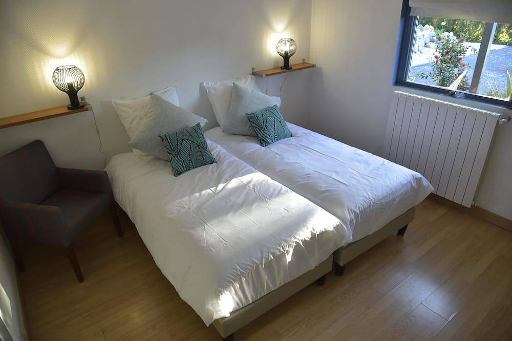 Entire apartment, Villa Parenthèse, holiday home with swimming pool in Saint-André-de-Cubzac, Blaye region