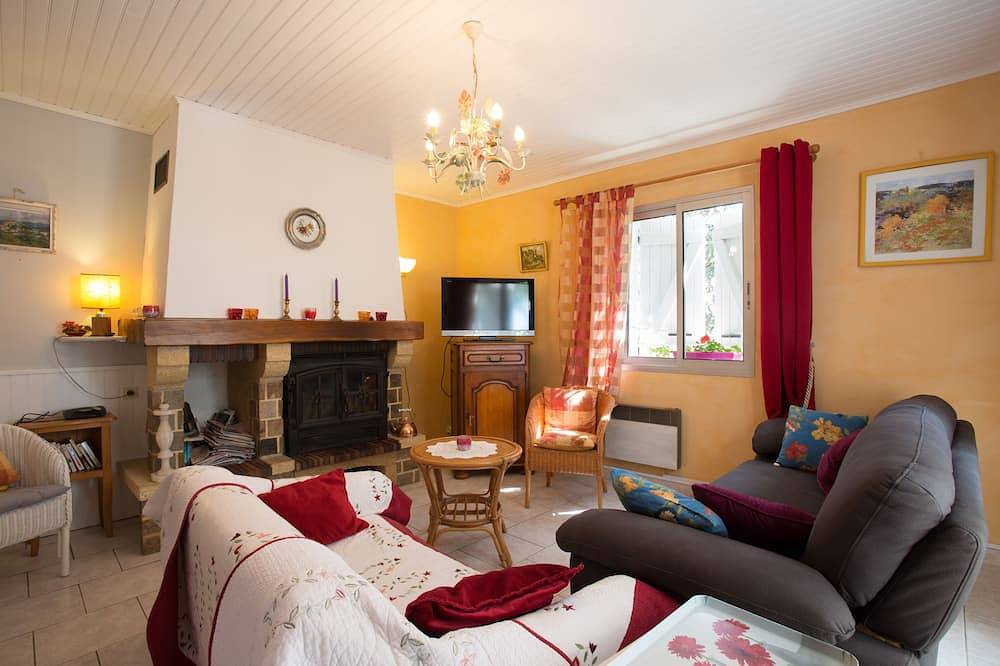 Maison tout confort avec piscine couverte partagée - cadre calme et verdoyant- in Loubers, Région d'Albi