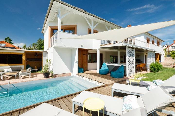 Ferienhaus für 12 Personen, mit Balkon und Terrasse sowie Whirlpool und Garten in Csopak