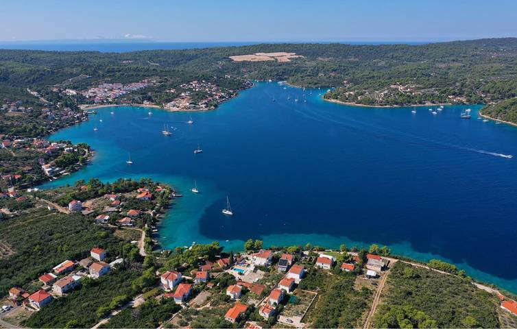 Ganze Ferienwohnung, Apartment am Meer mit Terrasse, Parkplatz und Küche in Necujam in Necujam, Solta