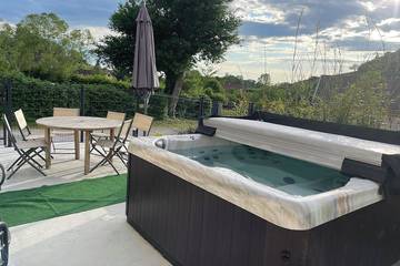 Gîte pour 6 personnes, avec jacuzzi à Étoile (homonymie)