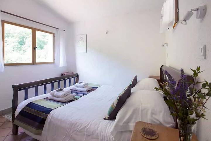 Gîte pour 3 personnes, avec Terrasse ainsi que Jardin et Piscine à Montferrer - 2