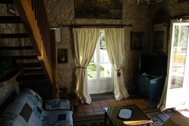 Gîte pour 4 personnes, avec jardin à Montjoi - 2