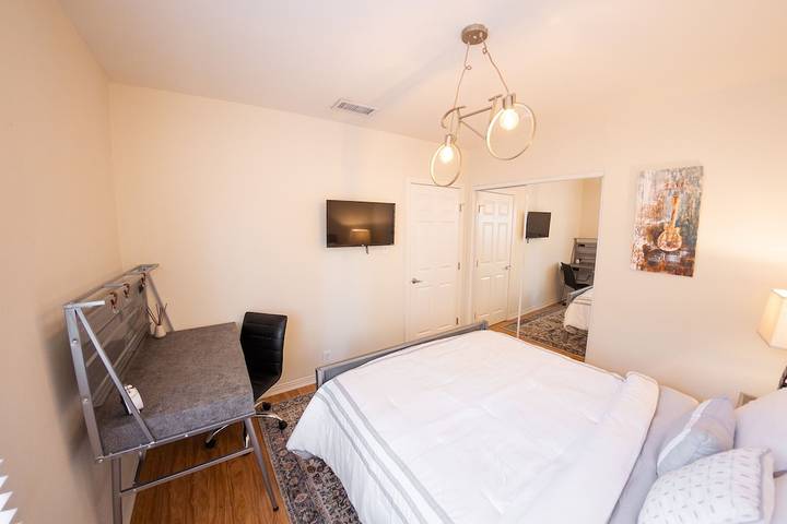 Vacation rental for 7 people, with yard and hot tub, with pets in North Hollywood