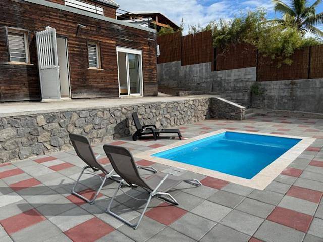 Villa pour 8 personnes, avec piscine ainsi que vue et jardin dans Saint-Gilles les Bains