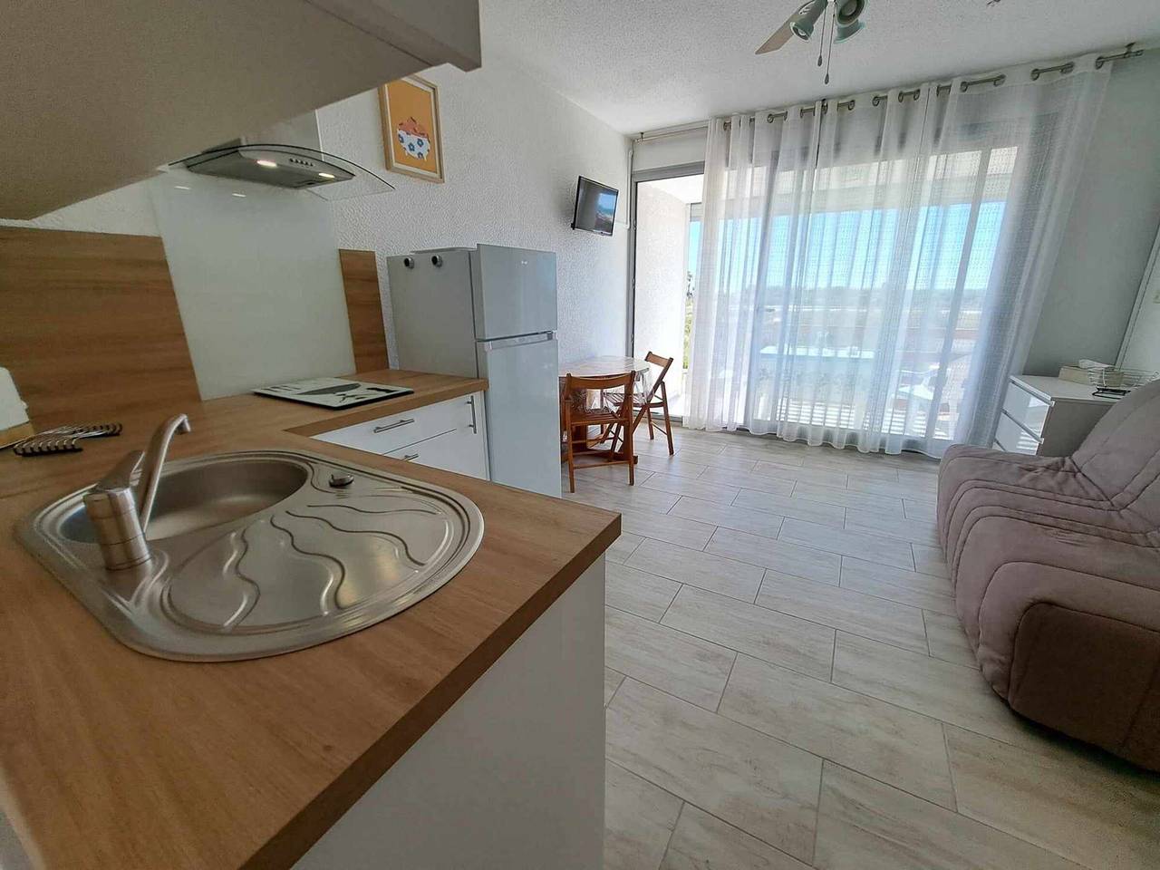 Entire studio, Beachfront Renovated Apartment with Private Parking and Terrace in Marseillan-Plage, Marseillan