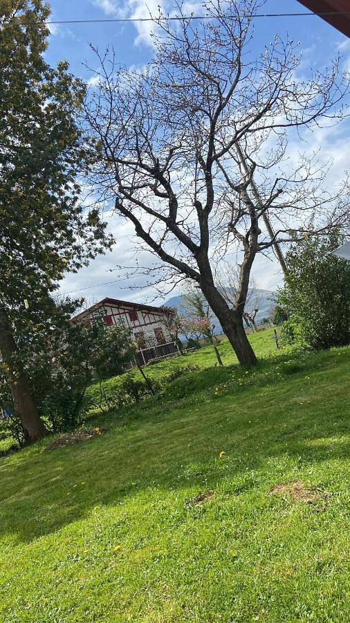 Location de vacances pour 2 personnes, avec vue ainsi que terrasse et jardin à Ascarat - 4