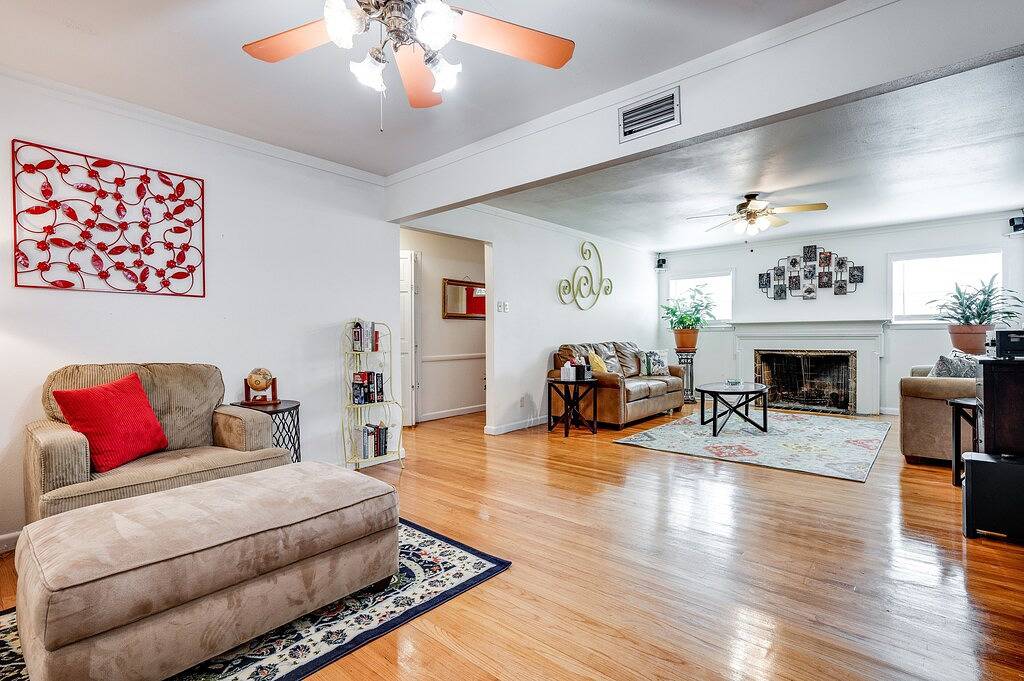 Zentral gelegenes 2200 Quadratmeter großes Haus auf großem Grundstück mit Privatsphäre und großen Pekannussbäumen in Arlington, Tarrant County