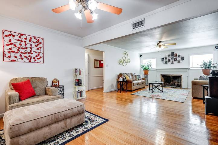 Vacation rental for 8 people, with hot tub and yard in Arlington