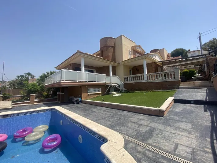 Chalet para 8 personas, con piscina además de terraza y jardín - 1