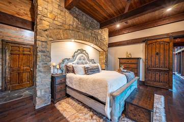 Log Cabin for 2 Guests in Broken Bow Lake, McCurtain County, Picture 2