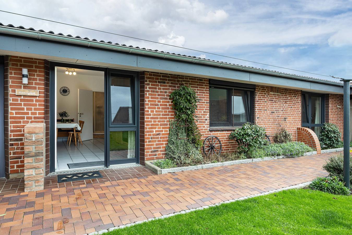 Ganze Wohnung, Ferienwohnung 'Küstenglück' mit gemeinsamer Terrasse, privatem Garten und Wi-Fi in Kronprinzenkoog, Nordseeküste