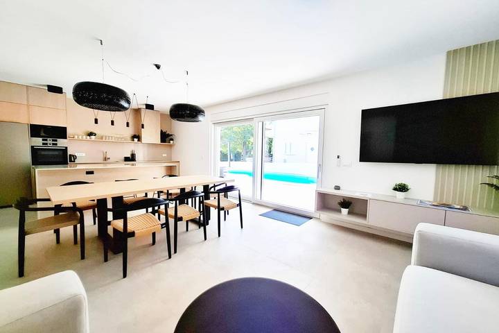 Ferienhaus für 6 Personen, mit Pool und Balkon/Terrasse in Povljana